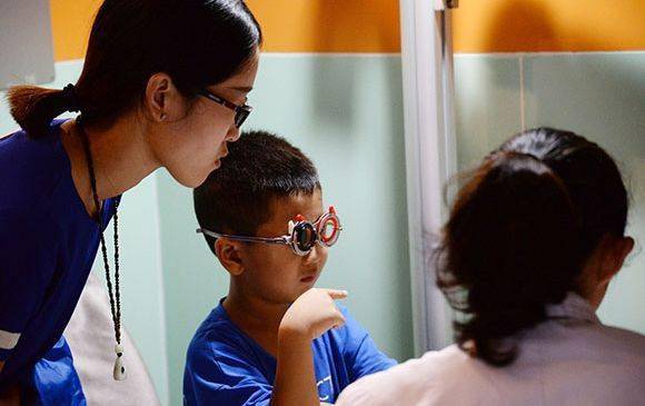 国内首个儿童验光配镜标准出炉 14岁以下首次验光需 散瞳