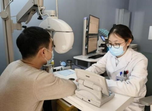 高度近视小伙配眼镜 竟查出眼底 破了个洞