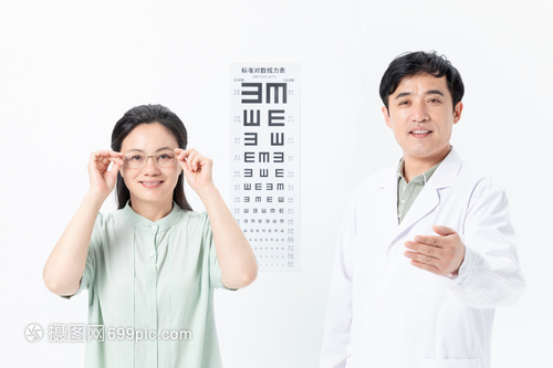 眼科医生给病人检查视力