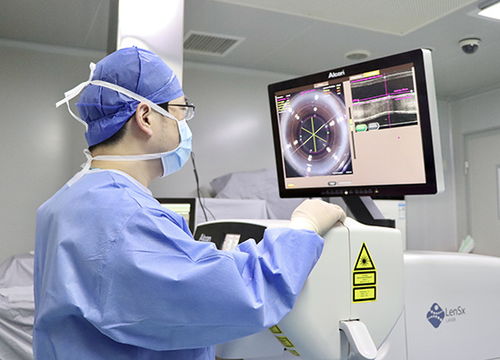 福州眼科医院顺利完成全球首款33cm 近视力连续视程人工晶状体植入