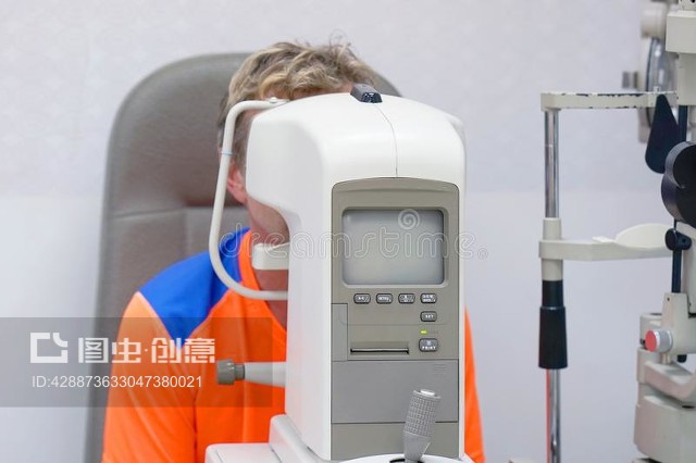 人类在机器上检查他的视力Man checks his vision on the machine