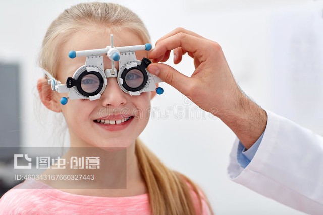 有试用框架的眼镜商和诊所的女孩Optician with trial frame and girl at clinic