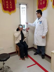 白内障患者重获清晰视界 喜送牌匾表谢意